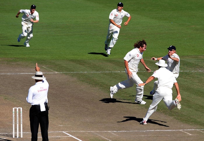 Sidebottom celebrates after trapping Jacob Oram lbw to complete England's first hat-trick in four years