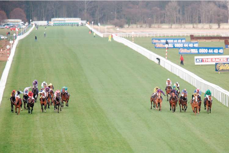 The field splits into two groups with Smokey Oakey in the left group (fourth from left) coming through strongly to win the Lincoln Handicap at Doncaster, the traditional Flat season opener