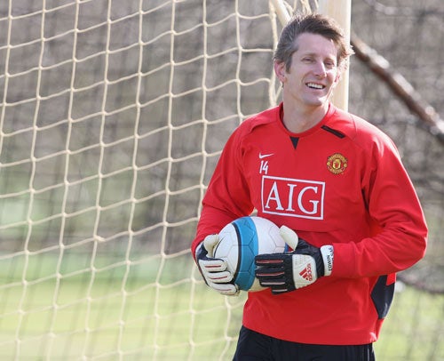 Van der Sar can beat Petr Cech's league record of 1,025 minutes without conceding a goal this week