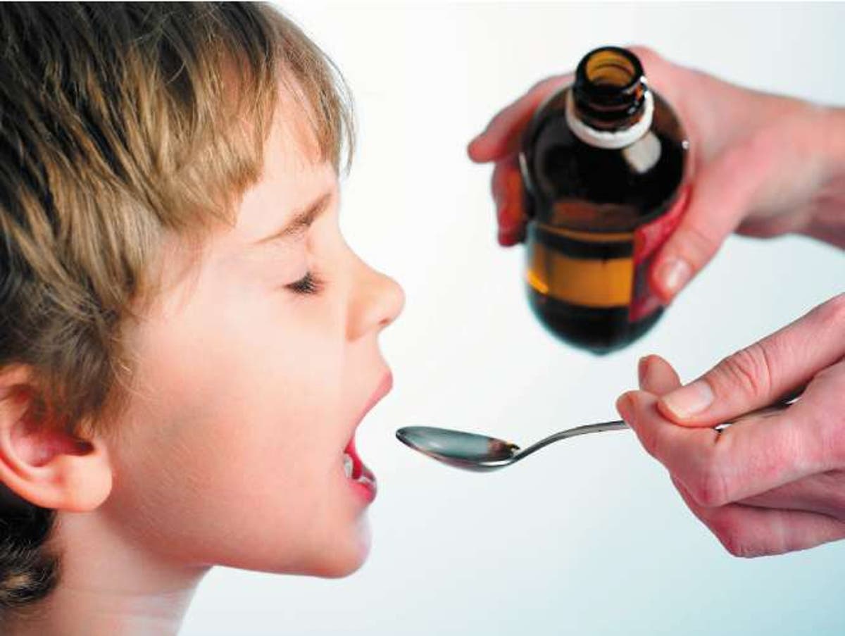Препараты через рот. Ребенок пьет лекарство. Ребенок пьет таблетки. Сироп для детей. Ребенок пьет сироп.
