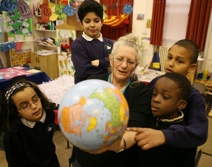 Sue Seifert with pupils at Montem Primary School in Holloway, north London © David Sandison