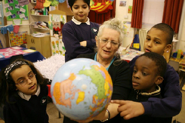 Sue Seifert with pupils at Montem Primary School in Holloway, north London © David Sandison