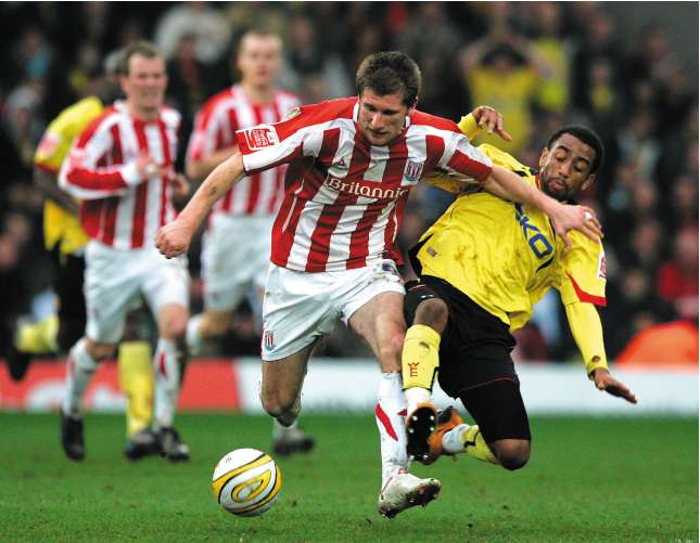 Stoke's Richard Cresswell (left) battles for the ball with Lee Williamson of Watford