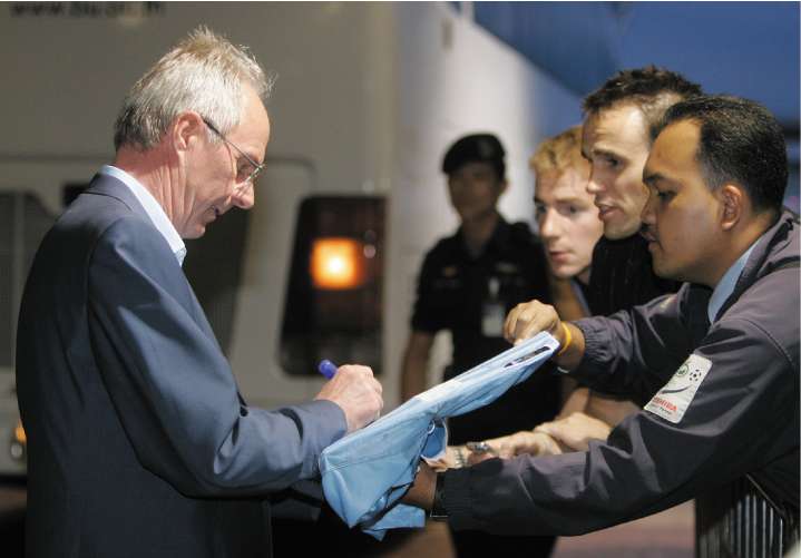 Eriksson signs autographs at Bangkok's Suvarnabhumi airport yesterday after Manchester City arrived to begin their Far Eastern tour