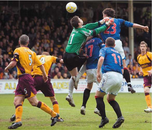 Christian Dailly nods Rangers into the lead at Fir Park but Motherwell's equaliser puts Celtic in pole position in the title race