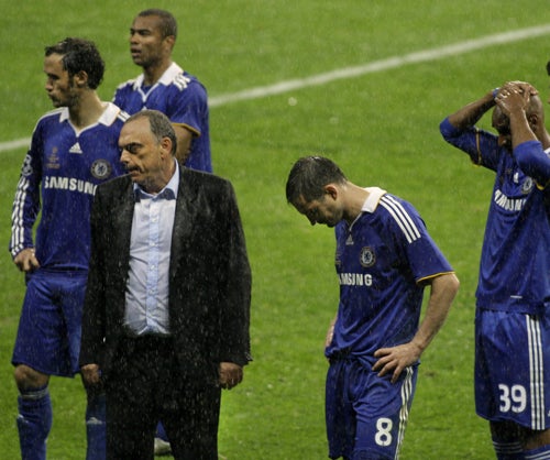 Avram Grant and his Chelsea players after Champions' League final defeat in Moscow