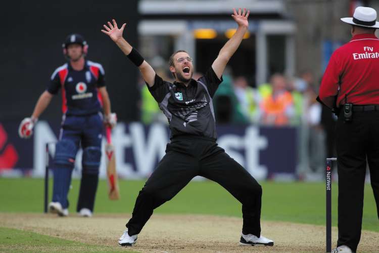 Daniel Vettori appeals unsuccessfully for the wicket of opposition captain Paul Collingwood