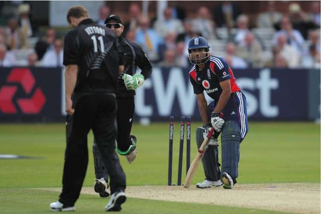 Ravi Bopara is dumbfounded after being bowled by Daniel Vettori