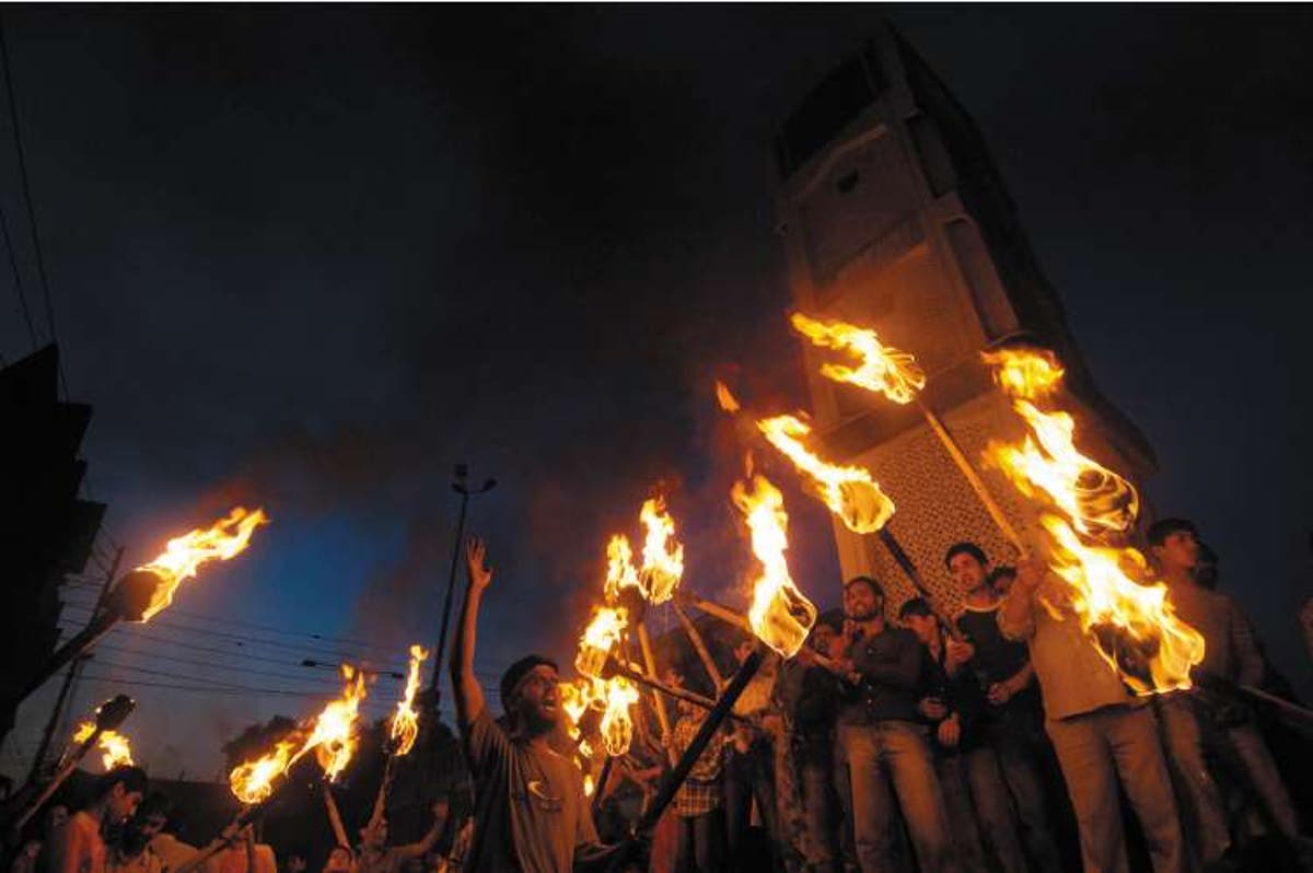 Kashmir tries to defuse shrine riots by revoking deal | The Independent ...