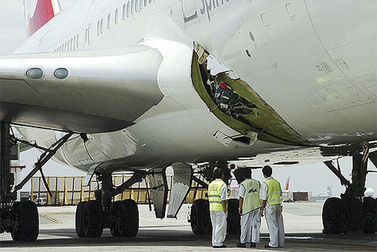 Разгерметизация самолета. Boeing 747 разгерметизация. Разгемертизация самолёта. Разгермитизациясамолета. Самолет без обшивки.