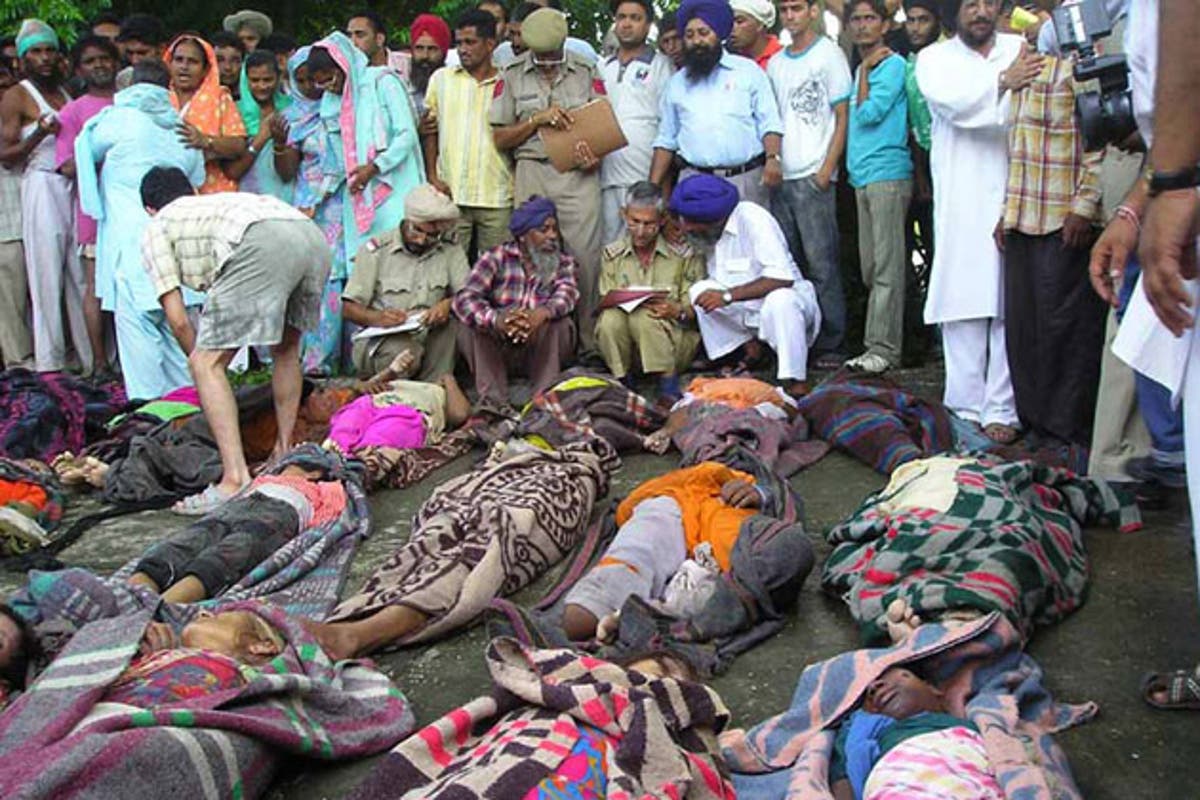 Children trampled as 145 die in Hindu temple stampede | The Independent ...