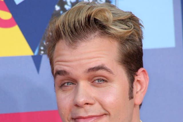 Celebrity blogger Perez Hilton says he got a black eye from the manager of the Black Eyed Peas.