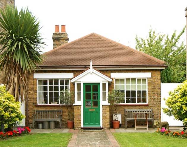 A London bungalows in Catford with two bedrooms, a conservatory, and a 35-foot garden