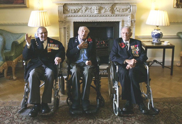 Allingham with fellow Great War veterans Bill Stone, left, and Harry Patch, right, at Downing Street (Getty)