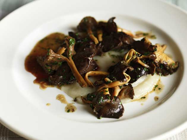 Spoon the Jerusalem artichoke on to warmed serving plates and scatter the livers and mushrooms over