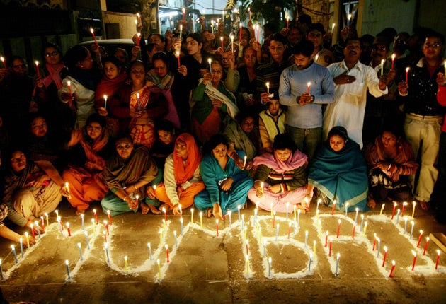 People light candles as they pay tribute to the victims of the Mumbai terror in 2008