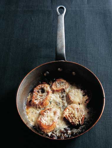 Cover the baguette toasts with grated cheese, place on top of the soup and place under the grill to gratinate the dish.