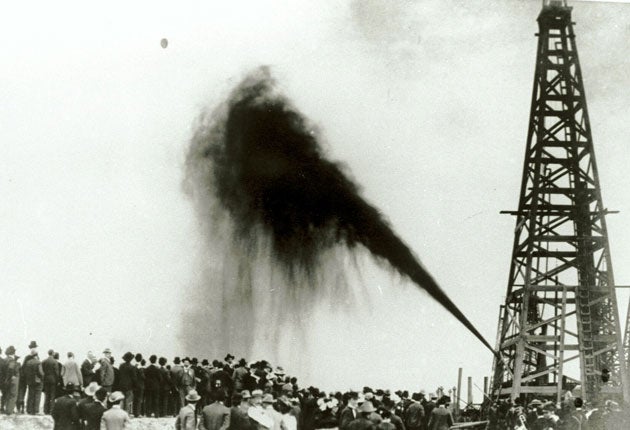 A ‘gusher’ in Texas in 1901 (Getty)