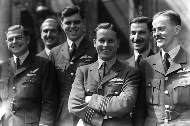 <p>Wing Commander Guy Gibson VC with members of 617 squadron</p>