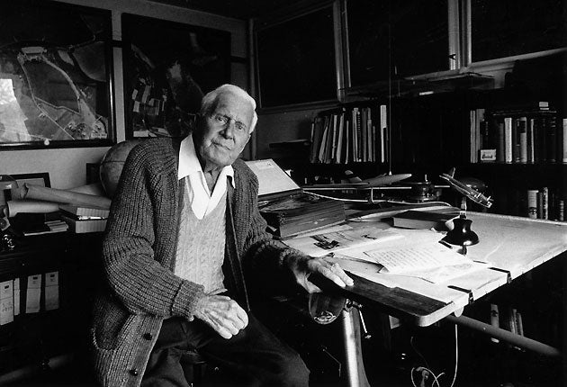 September 1977: The British aviation engineer Sir Barnes Neville Wallis (1887 - 1979), inventor of the bouncing bomb that destroyed the Ruhr dams, of the Wellington bomber, and of the Grand Slam bomb