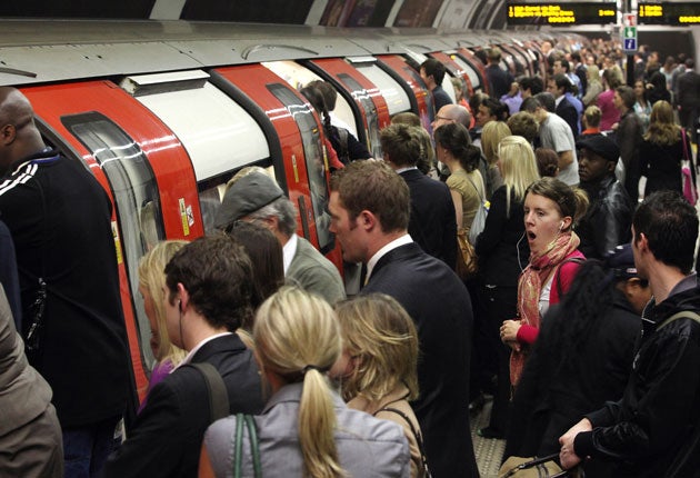 Thousands of London Underground workers have been offered a payment of £850 each for working during the Olympic Games
