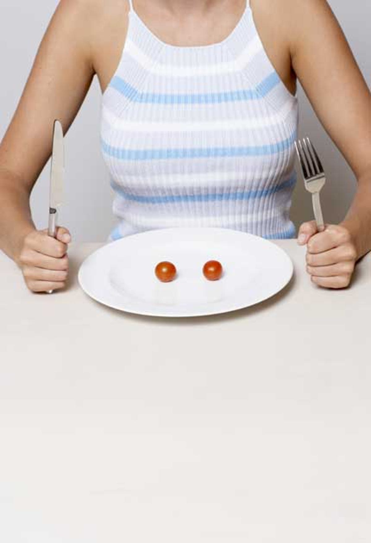 Мало ем и не худею. Голодание фото. Вынужденная диета. Человек очень мало ест.