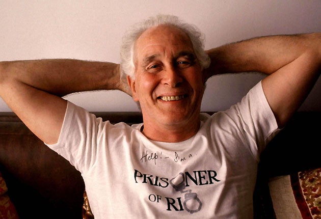 Ronnie Biggs in Rio in 1992 - wearing a &quot;Prisoner of Rio&quot; T-shirt
