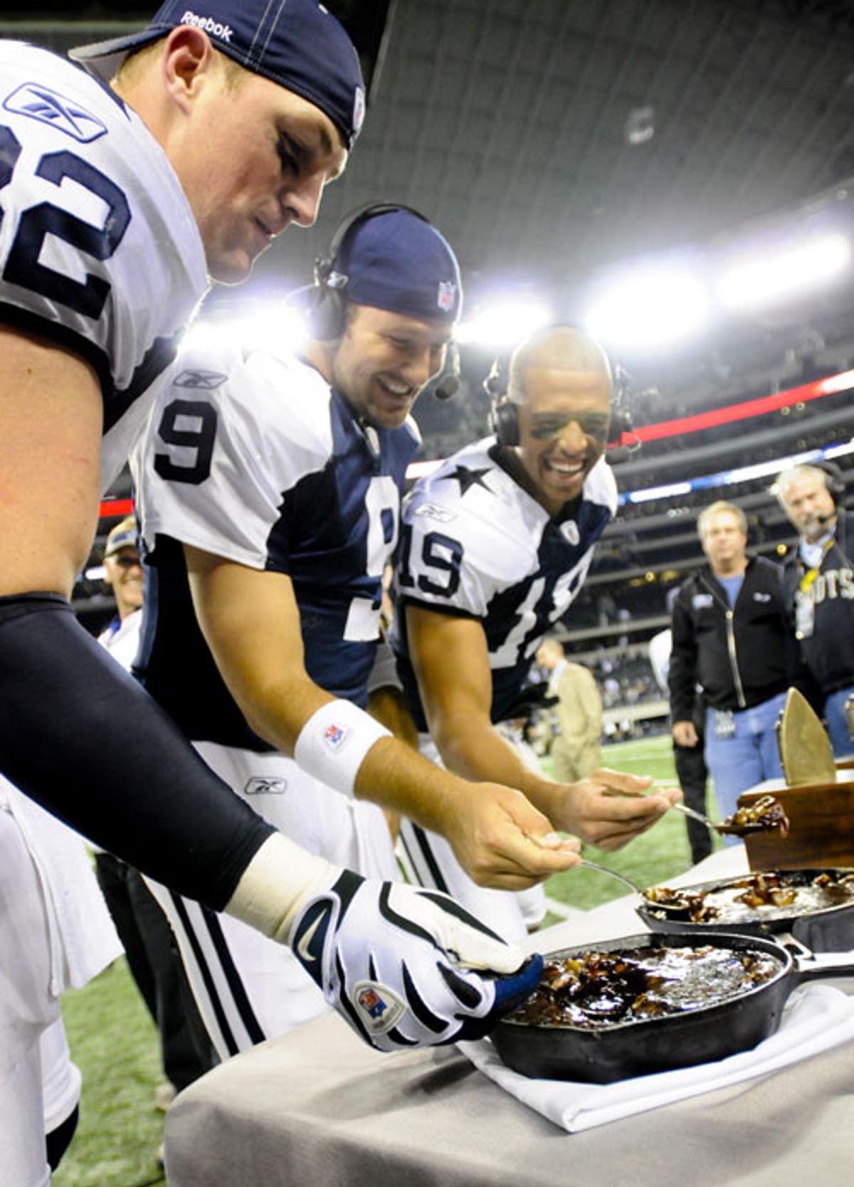 Dallas Cowboys partner with Salvation Army to hand out turkeys for