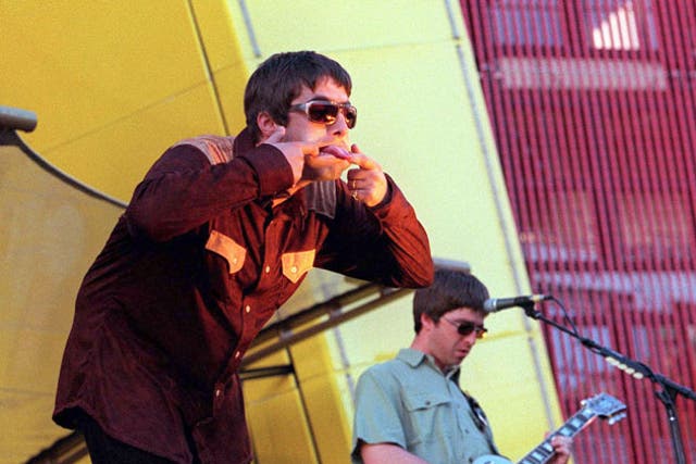 <p>Liam and Noel Gallagher on stage</p>