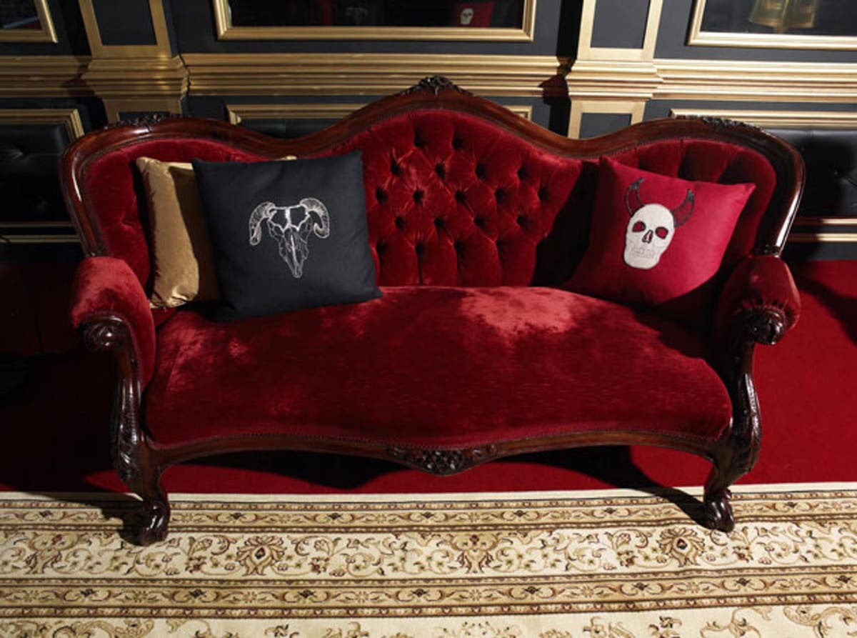 диван в готическом стиле