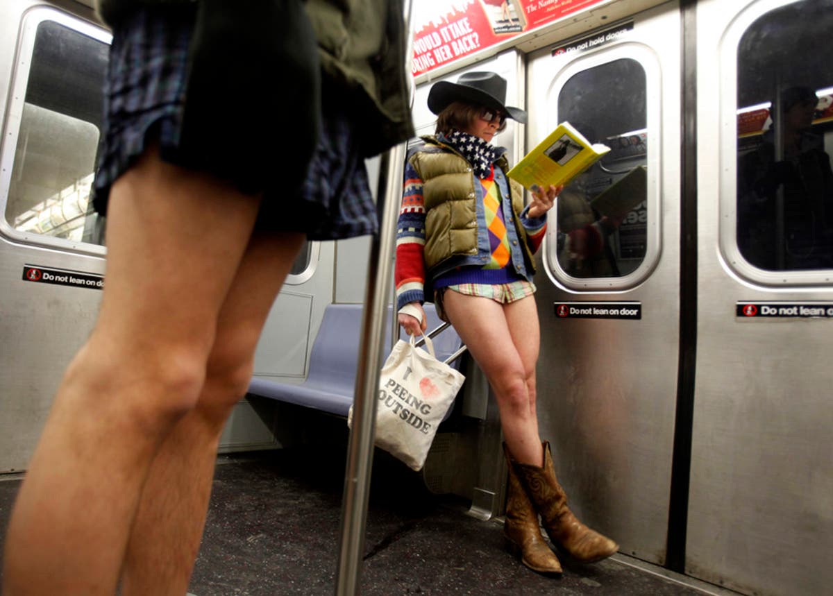 Остался без штанов. В метро без штанов. Короткие шорты в метро. Мужик в шортах в метро.