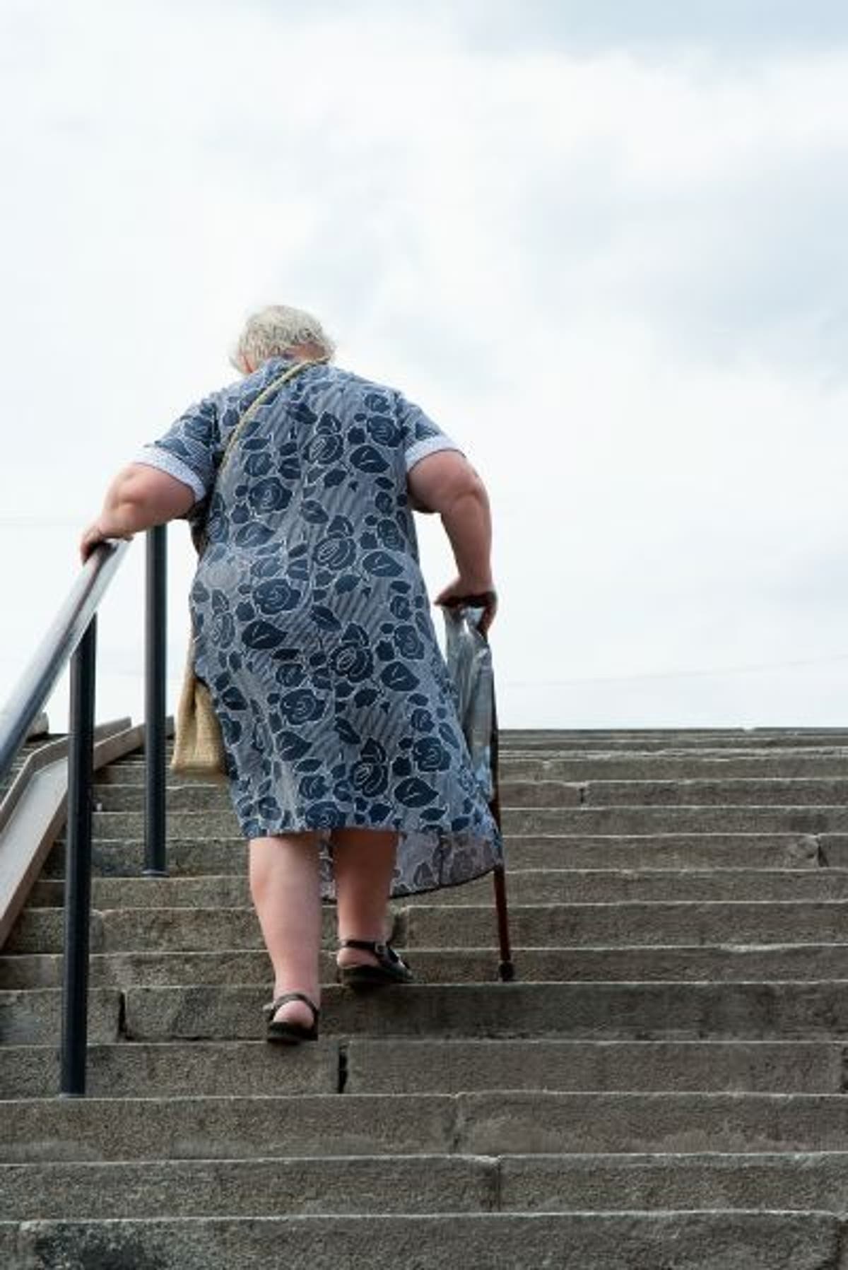 Толстая бабушка без. Бабушка по ступенькам. Бабушка идет АО летчнице. Пожилая женщина идет. Бабки на лестнице.