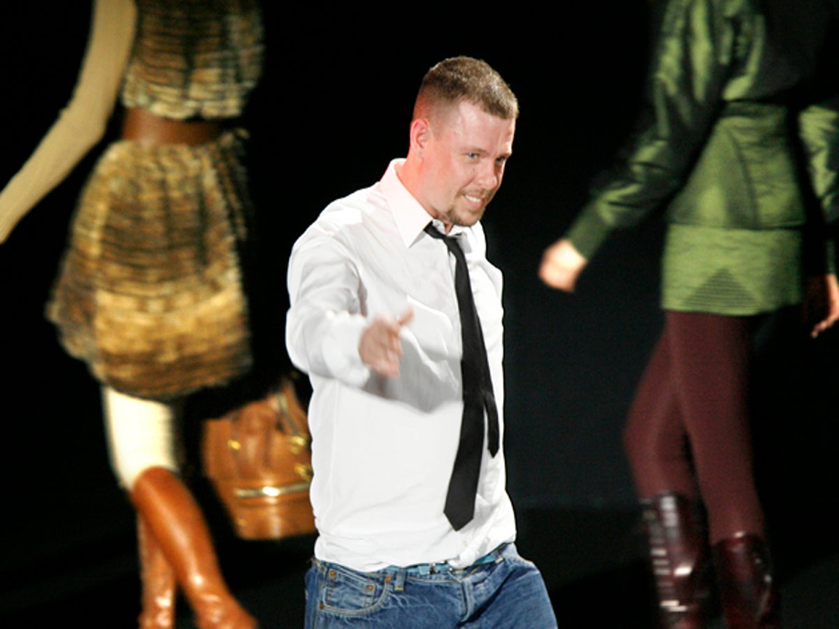 Alexander McQueen found dead after reportedly hanging himself