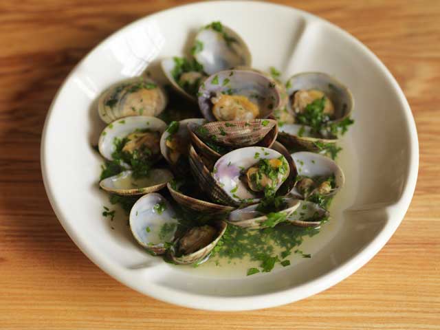 You can replace the clams in this dish with mussels, cockles or razor clams
