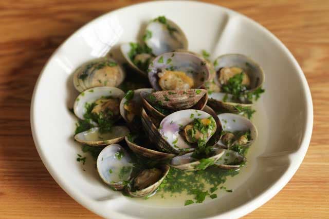 You can replace the clams in this dish with mussels, cockles or razor clams