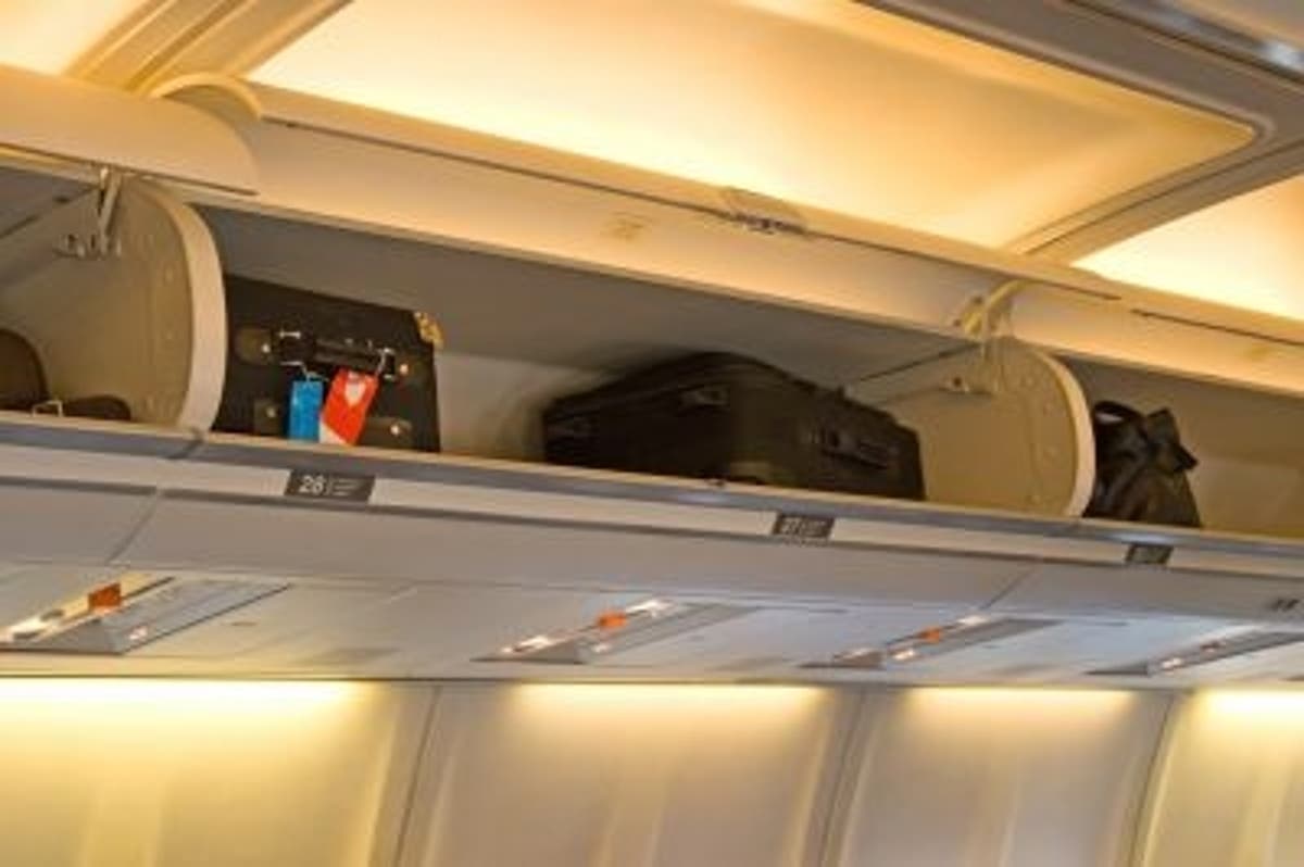 Полка багажная а320. Сапсан багажная полка. Багажные полки в самолете. Высота багажной полки в самолете.