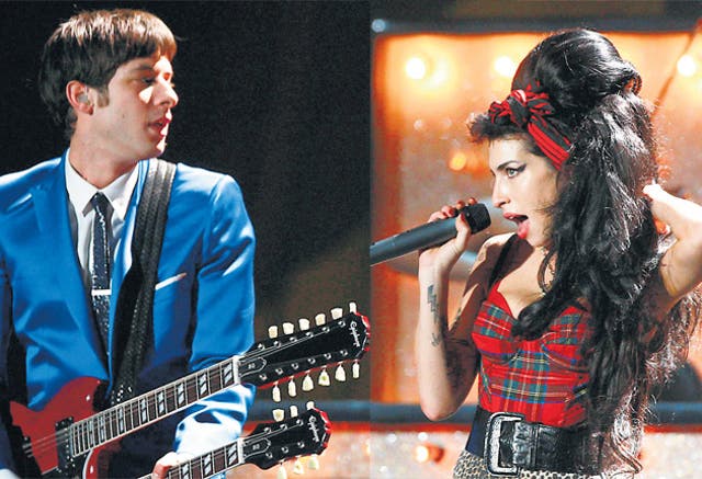 Amy Winehouse performing with Mark Ronson at the 2008 Brit Awards