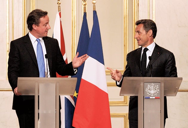 Premierminister David Cameron hielt 2010 eine gemeinsame Pressekonferenz mit dem französischen Präsidenten Nicolas Sarkozy im Élysée-Palast in Paris ab