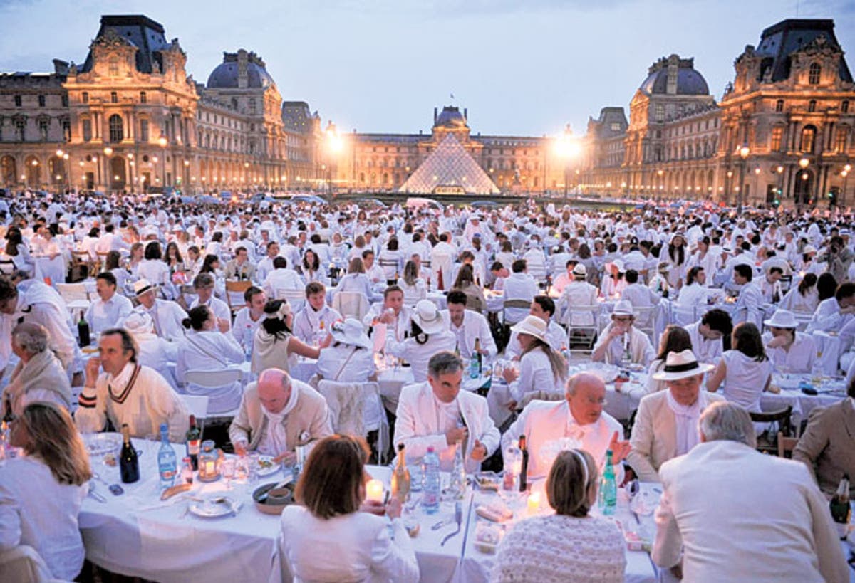 Paris white. Белый ужин в Париже. Во Франции вечеринки в белом. Белая вечеринка в Париже. Dinner Blanc.