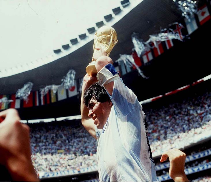 Maradona with the trophy in 1986