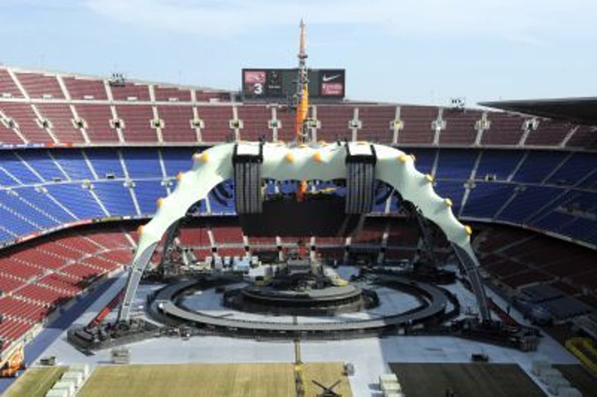 Кому принадлежат стадионы. U2 стадион. Сцена на стадионе. Круглая сцена на стадионе. Открытый стадион.