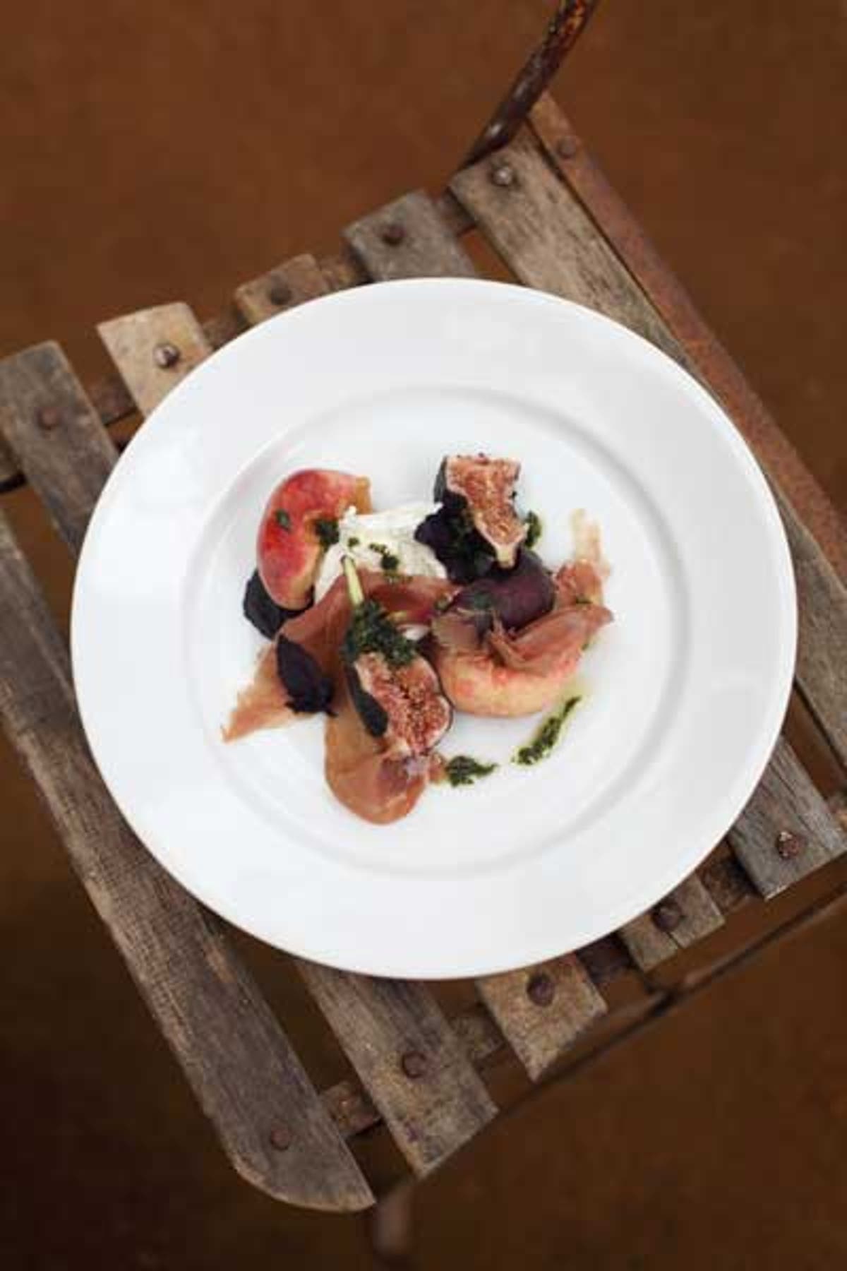Buffalo mozzarella with peaches, figs and San Daniele prosciutto The