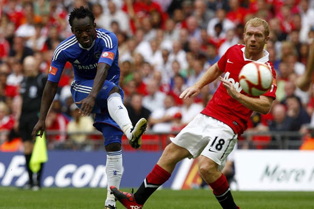 Chelsea's fit-again Michael Essien beats Paul Scholes to shoot at Wembley during the Community Shield