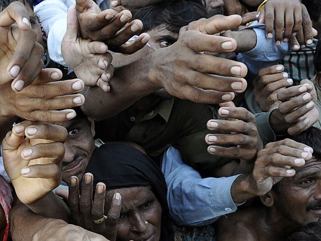 Flood victims receiving food in Dera Ghazi Khan in Pakistan
