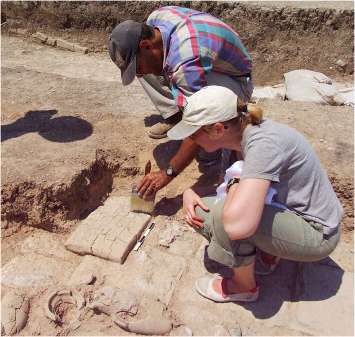 Археологи проводят раскопки