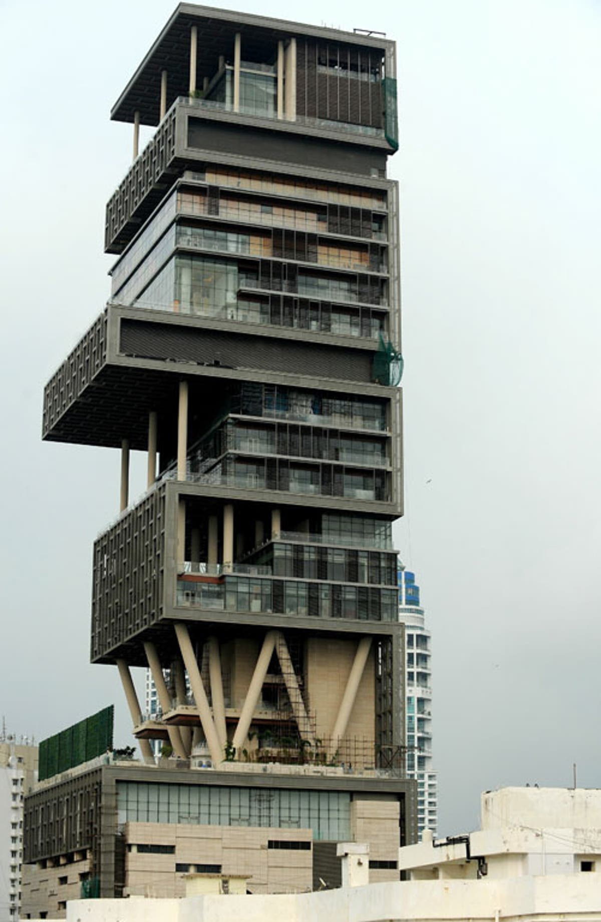 Дом 27 этажей. Небоскреб Антилия Мумбаи. Башня Антилия в Мумбаи. Мукеш Амбани дом в Мумбаи. Дом Антилия в Мумбаи.