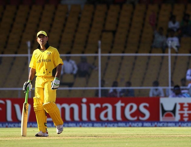 Ponting leaves the field folowing his dismissal