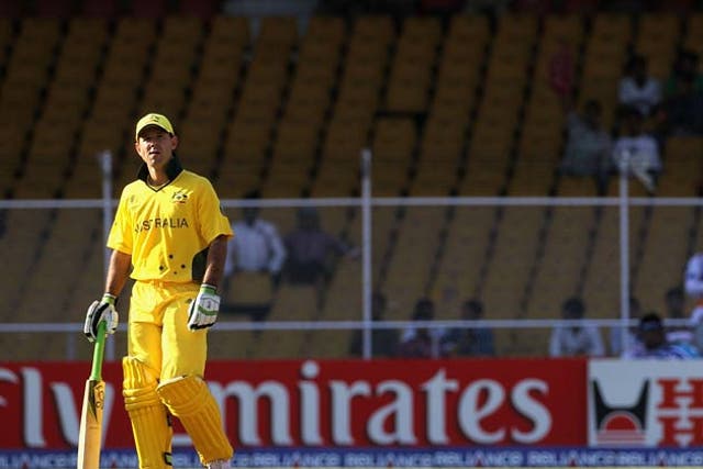 Ponting leaves the field folowing his dismissal