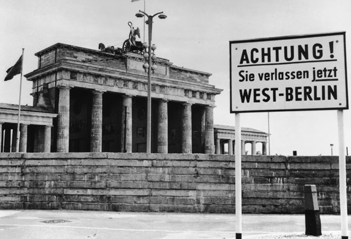 A Day That Shook The World: Construction begins on the Berlin Wall ...