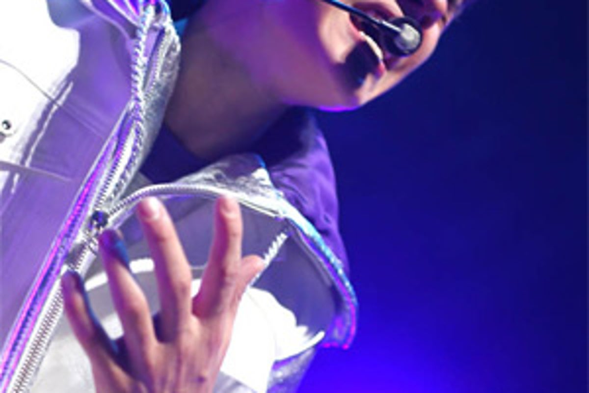 Justin Bieber 'furious' as fans sneak into hotel room | The Independent ...